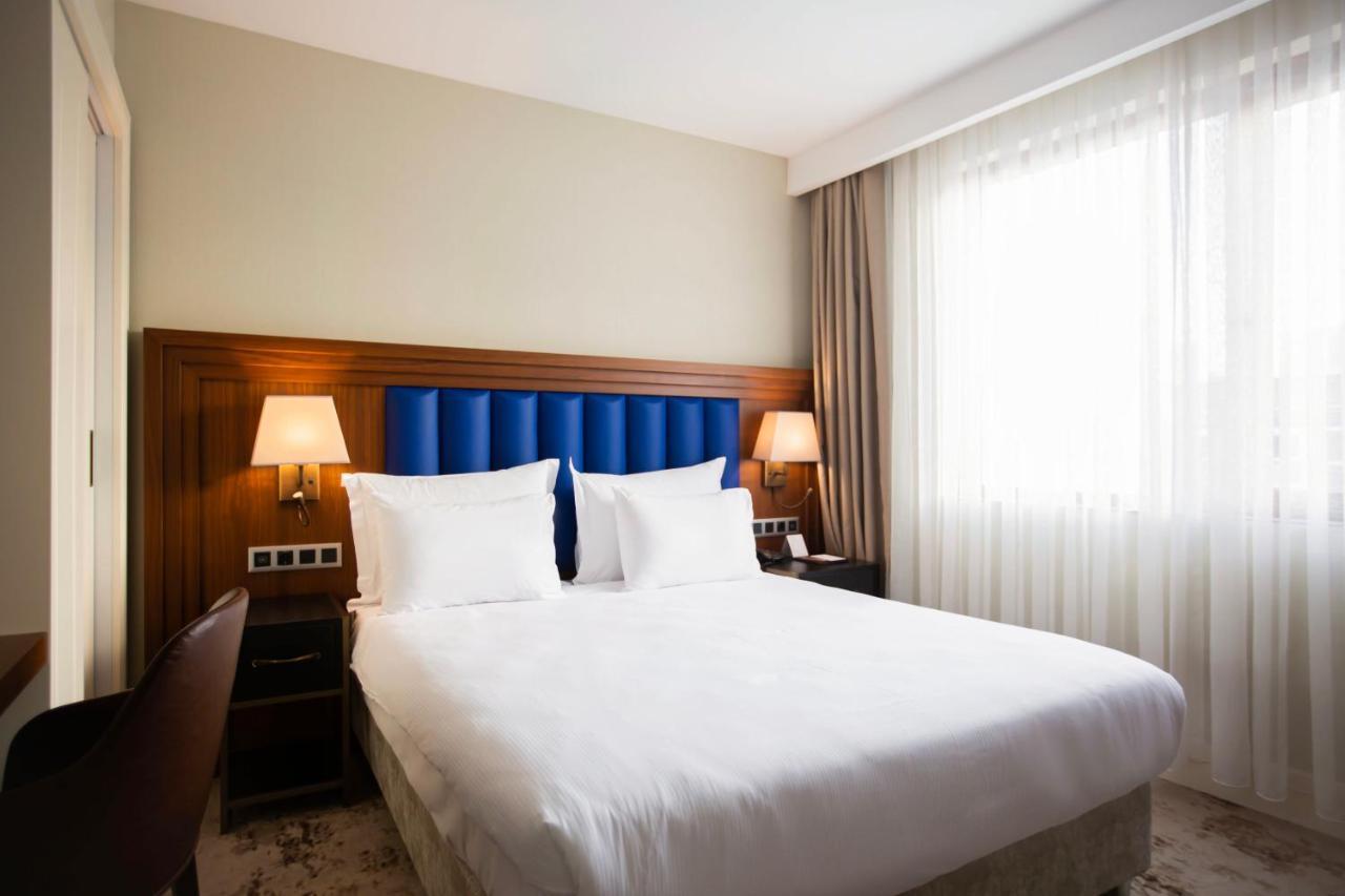 Ramada Plaza by Wyndham Istanbul Sultanahmet Hotel Bagian luar foto A bedroom at the hotel
