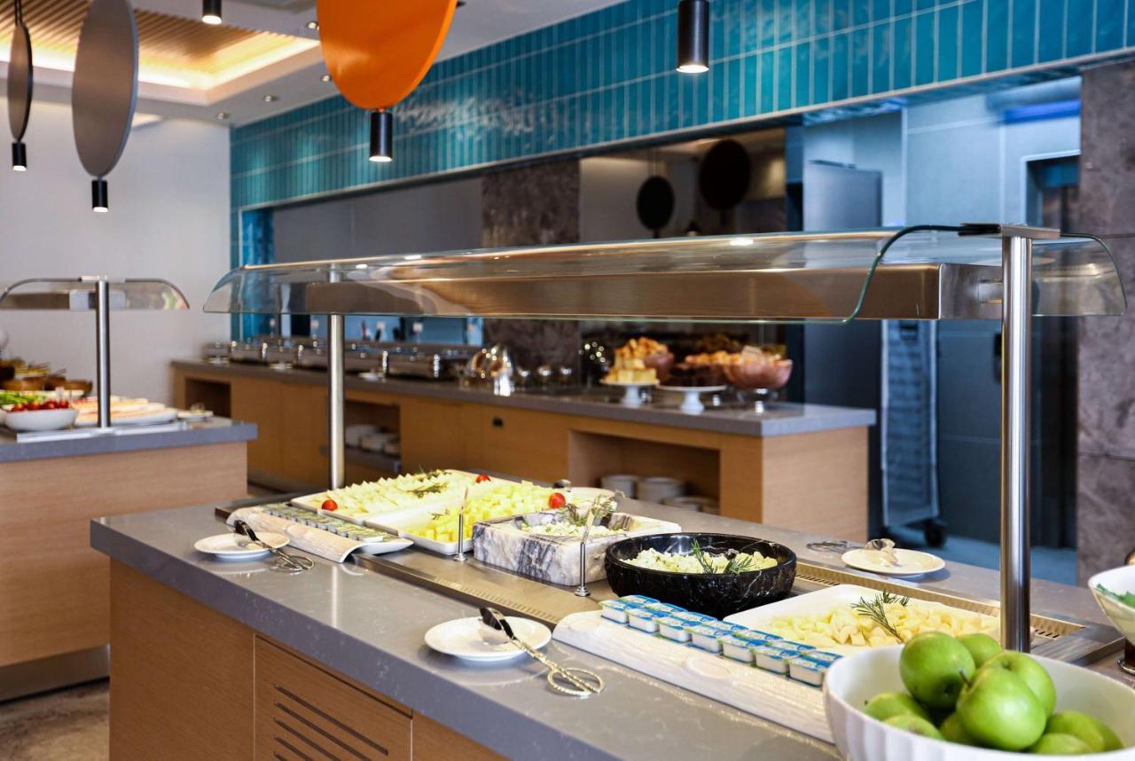 Ramada Plaza by Wyndham Istanbul Sultanahmet Hotel Bagian luar foto A salad bar