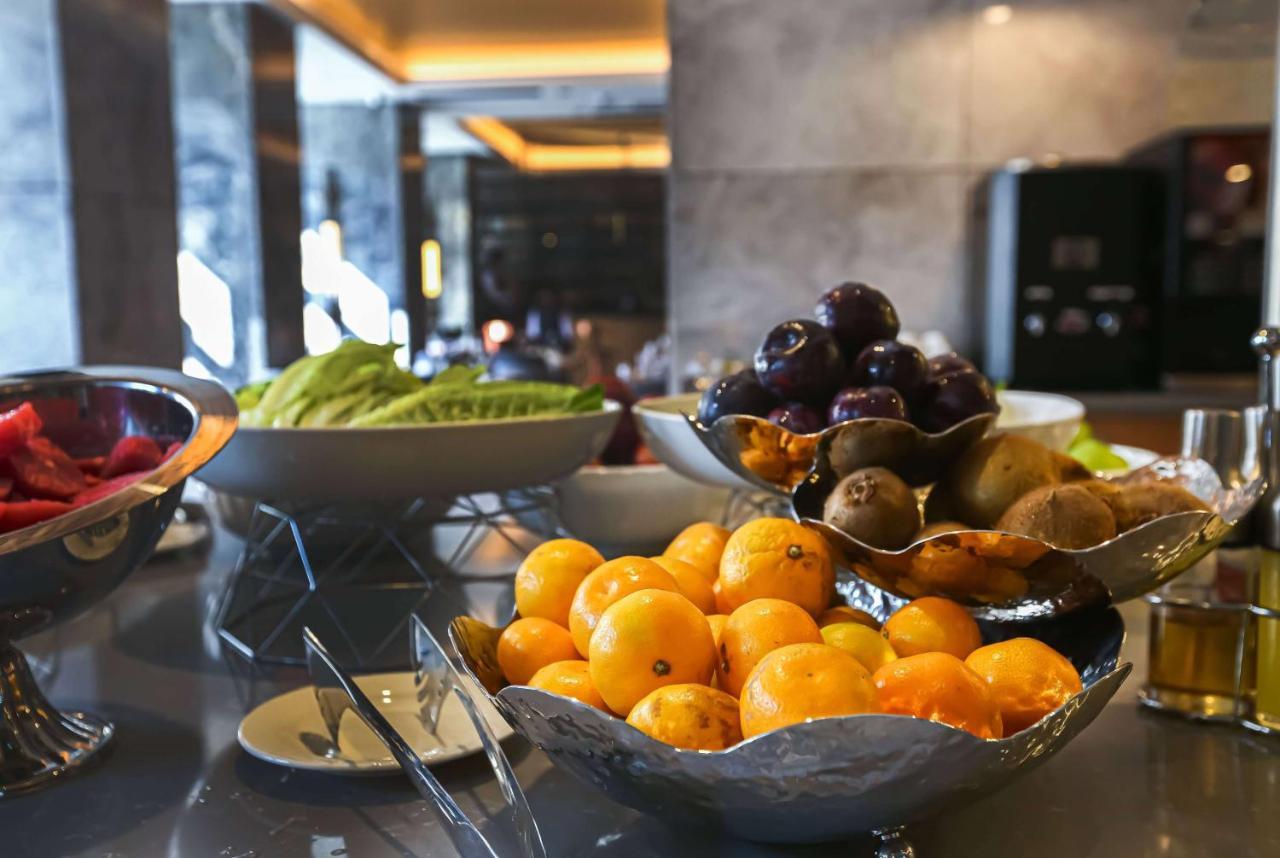 Ramada Plaza by Wyndham Istanbul Sultanahmet Hotel Bagian luar foto Fruit at a buffet