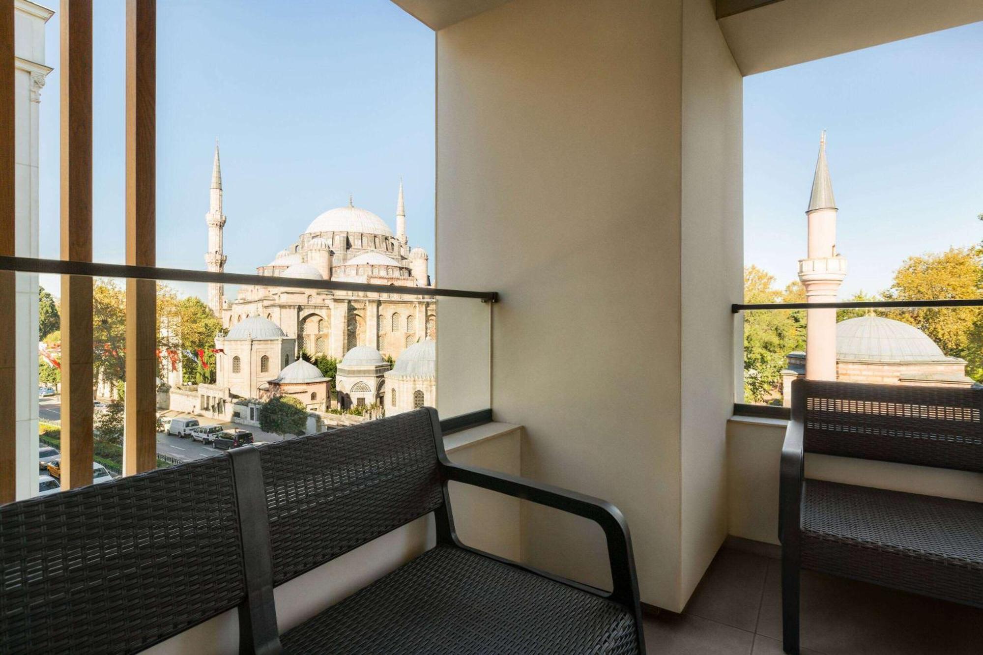 Ramada Plaza by Wyndham Istanbul Sultanahmet Hotel Bagian luar foto A balcony at the hotel